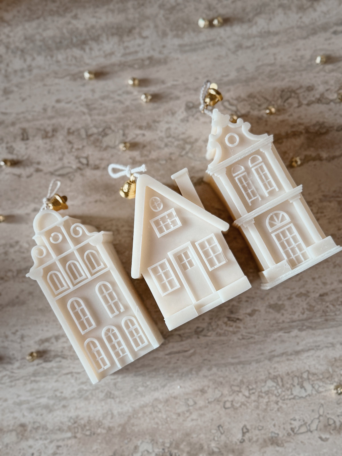 SMALL VILLAGE CHRISTMAS SET
